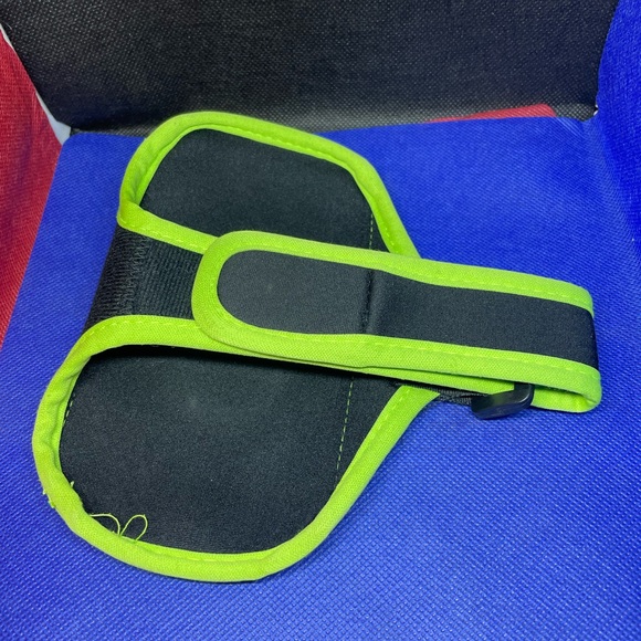 Arm band cell phone accessory for hands free exercise‎ routine. - Picture 2 of 5